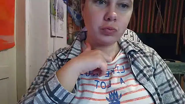 Snapshot of Cora_Maro chatting on 10.25.25 Cora Maro online show from 10.25.25