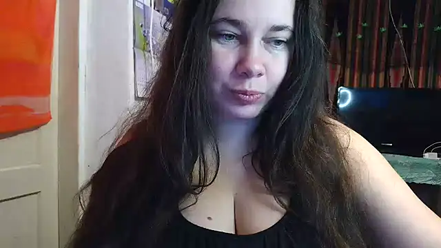 Snapshot of Cora_Maro chatting on 10.31.25 Cora Maro online show from 10.31.25