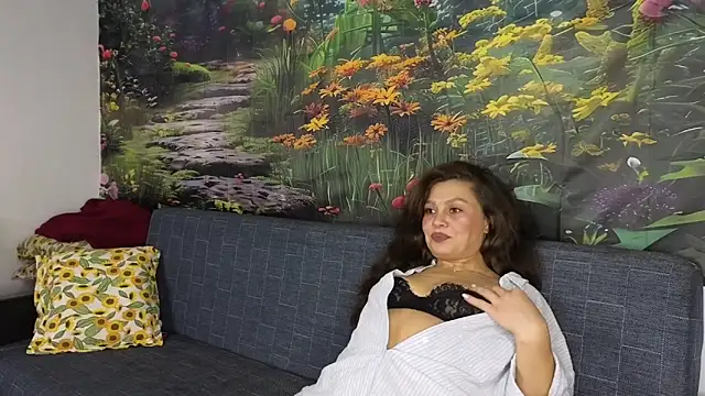 Snapshot of MadameDeFeu chatting on 10.04.25 MadameDeFeu online show from 10.04.25