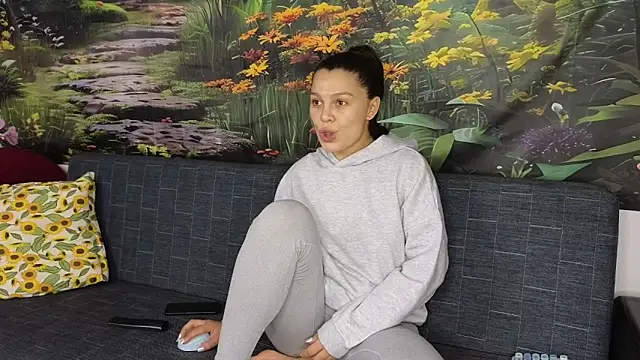 Snapshot of MadameDeFeu chatting on 10.08.25 MadameDeFeu online show from 10.08.25