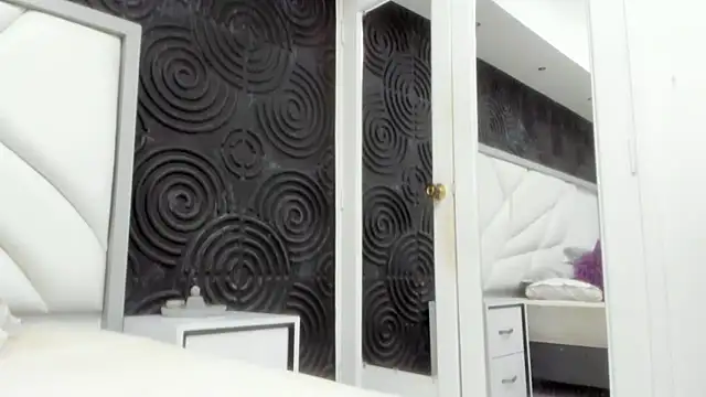 Snapshot of AbigailWilliams_ chatting on 10.25.25 AbigailWilliams online show from 10.25.25