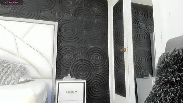 Snapshot of AbigailWilliams_ chatting on 10.26.25 AbigailWilliams online show from 10.26.25