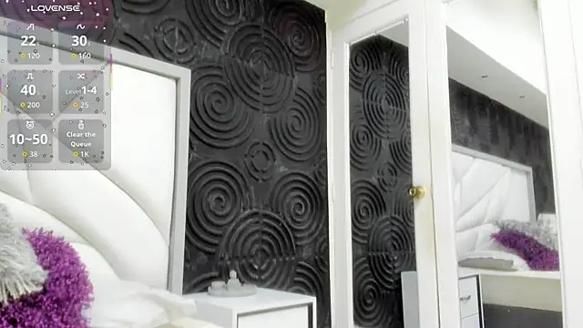 Snapshot of AbigailWilliams_ chatting on 10.27.25 AbigailWilliams online show from 10.27.25