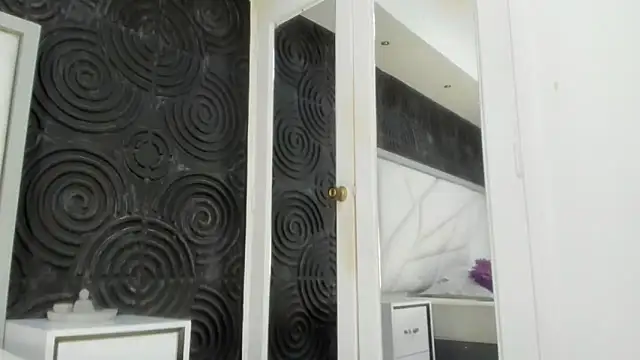 Snapshot of AbigailWilliams_ chatting on 10.29.25 AbigailWilliams online show from 10.29.25