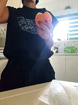 Snapshot of LorenRosse chatting on 09.29.25 LorenRosse online show from 09.29.25