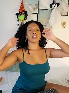 Snapshot of sara_sophieee chatting on 10.27.25 sara sophieee online show from 10.27.25