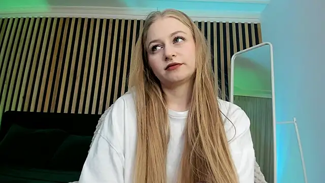 MiaMews online show from 03.18.25