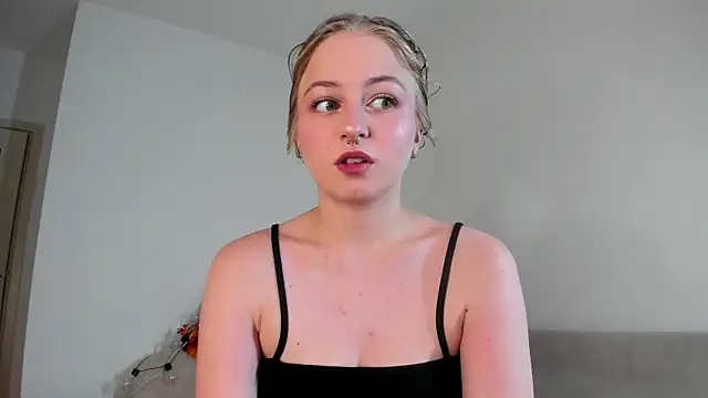 MiaMews online show from 11.26.25