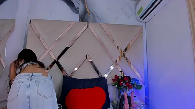 ninaht online show from 10.17.25