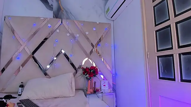 Snapshot of ninaht chatting on 12.21.25 ninaht online show from 12.21.25