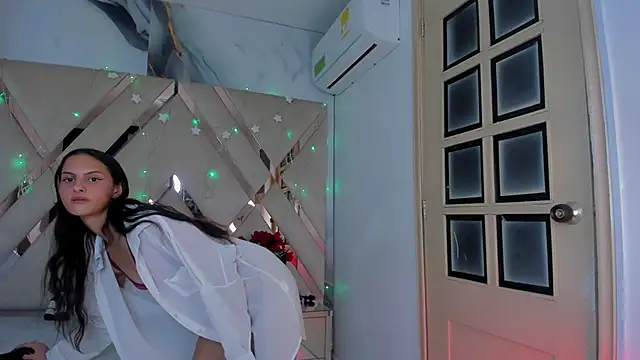 Snapshot of ninaht chatting on 12.22.25 ninaht online show from 12.22.25