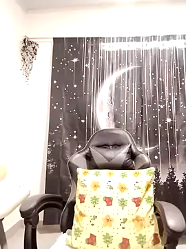 Snapshot of Hikaryfire chatting on 10.18.25 Hikaryfire online show from 10.18.25