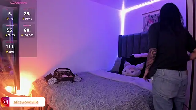 Snapshot of Alice_woodville chatting on 02.12.25 Alice woodville online show from 02.12.25