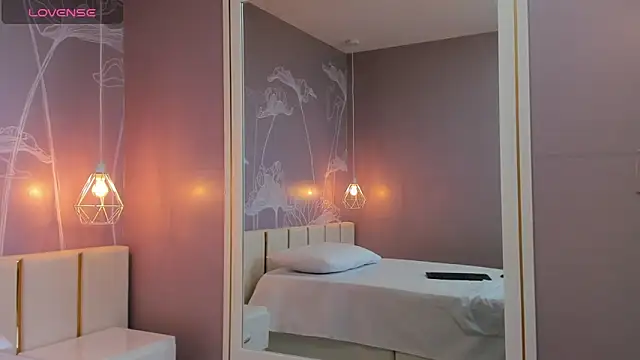 Snapshot of Sensual_Sophie_ chatting on 10.14.25 Sensual Sophie online show from 10.14.25