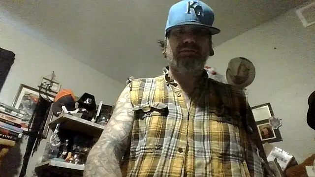 Snapshot of clitstitsandbongrips chatting on 10.24.25 clitstitsandbongrips online show from 10.24.25