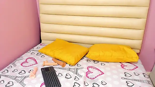 Snapshot of ZaritaLenon chatting on 09.30.25 ZaritaLenon online show from 09.30.25