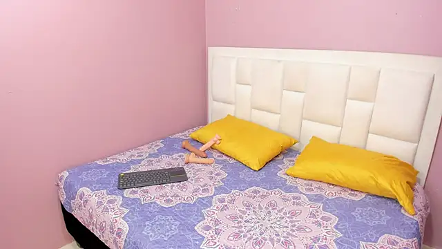 Snapshot of ZaritaLenon chatting on 10.16.25 ZaritaLenon online show from 10.16.25