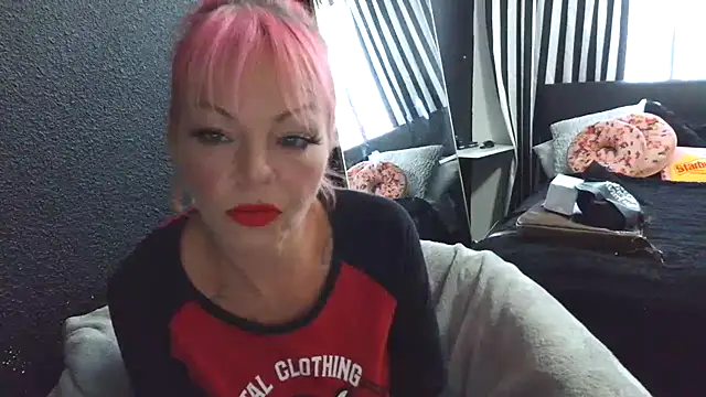 Snapshot of rileyraerhoads chatting on 09.29.25 rileyraerhoads online show from 09.29.25