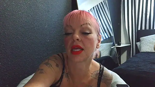 Snapshot of rileyraerhoads chatting on 09.30.25 rileyraerhoads online show from 09.30.25