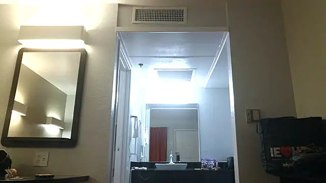 Snapshot of rileyraerhoads chatting on 10.29.25 rileyraerhoads online show from 10.29.25