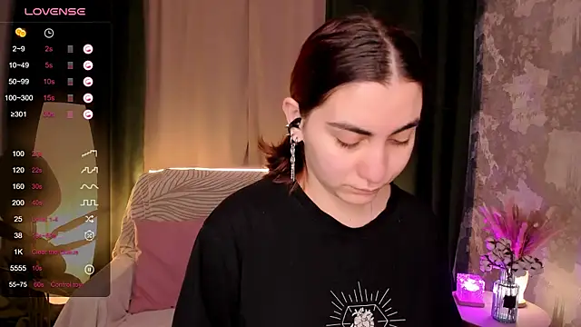 Snapshot of hannacheekss_ chatting on 10.03.25 hannacheekss online show from 10.03.25