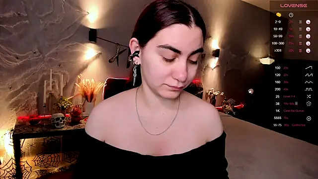 Snapshot of hannacheekss_ chatting on 10.21.25 hannacheekss online show from 10.21.25