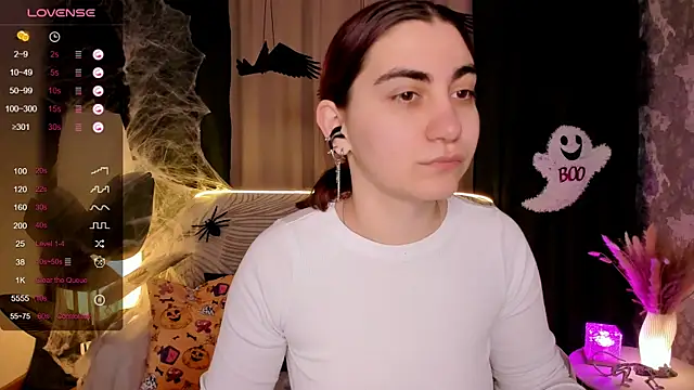 Snapshot of hannacheekss_ chatting on 10.22.25 hannacheekss online show from 10.22.25