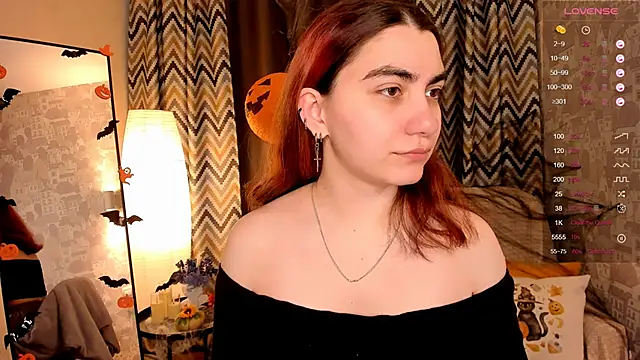 Snapshot of hannacheekss_ chatting on 10.29.25 hannacheekss online show from 10.29.25