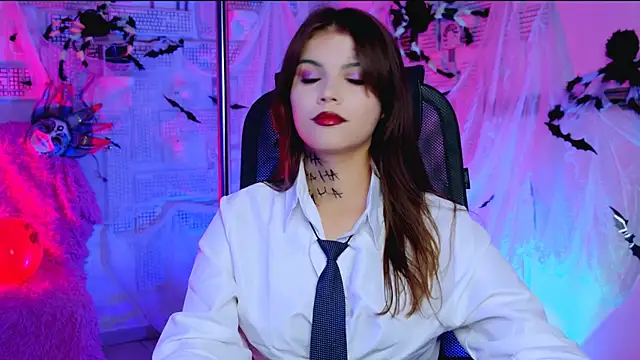 Snapshot of EvaThopson chatting on 10.31.25 EvaThopson online show from 10.31.25