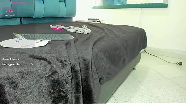 mia  fernandez online show from 12.27.24