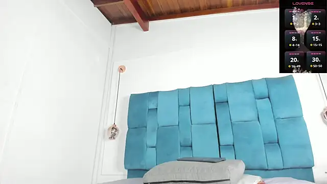 mia  fernandez online show from 11.18.25