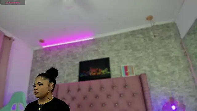 NahiaraReina online show from 12.12.24