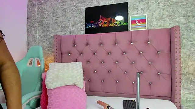 NahiaraReina online show from 02.20.25