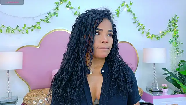 NahiaraReina online show from 11.10.25