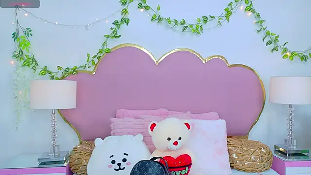 NahiaraReina online show from 11.14.25