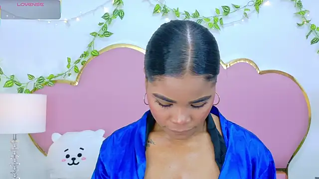 NahiaraReina online show from 11.15.25