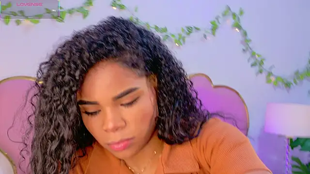 NahiaraReina online show from 12.16.25