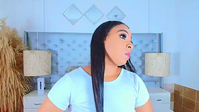 Snapshot of EileenBenzon chatting on 10.11.25 EileenBenzon online show from 10.11.25