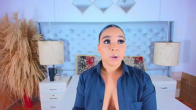 Snapshot of EileenBenzon chatting on 10.24.25 EileenBenzon online show from 10.24.25