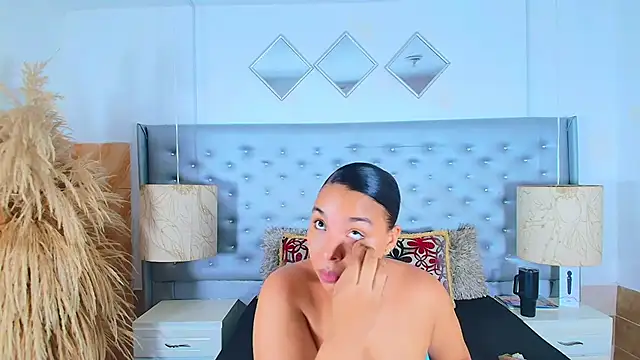 Snapshot of EileenBenzon chatting on 11.08.25 EileenBenzon online show from 11.08.25