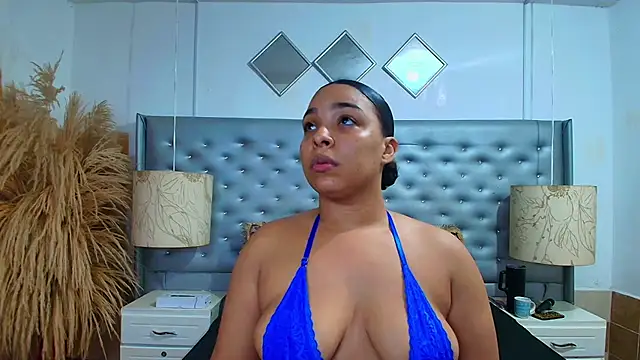 Snapshot of EileenBenzon chatting on 11.10.25 EileenBenzon online show from 11.10.25