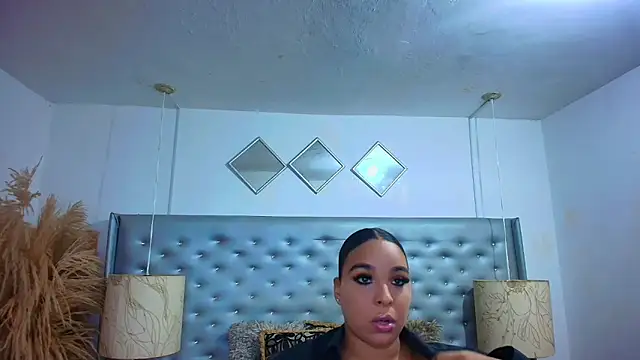 Snapshot of EileenBenzon chatting on 11.12.25 EileenBenzon online show from 11.12.25