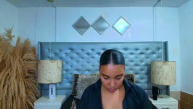 Snapshot of EileenBenzon chatting on 11.18.25 EileenBenzon online show from 11.18.25