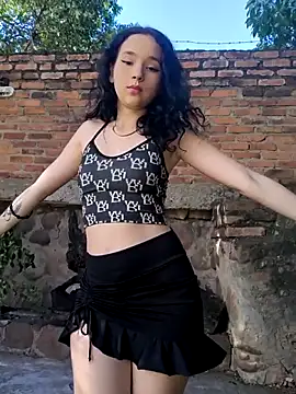 Snapshot of sweet_outdoor_charm chatting on 09.28.25 sweet outdoor charm online show from 09.28.25