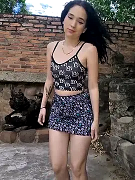 Snapshot of sweet_outdoor_charm chatting on 10.08.25 sweet outdoor charm online show from 10.08.25