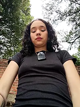 sweet outdoor charm online show from 04.01.26