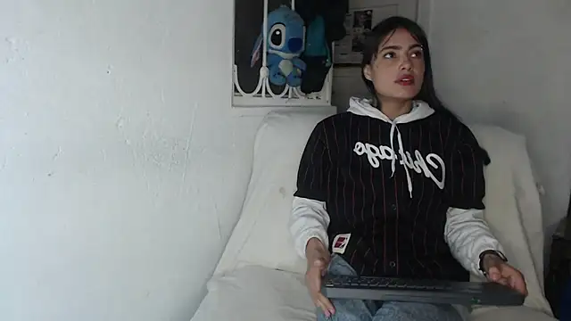 Snapshot of skinny_sweet2411 chatting on 10.13.25 skinny sweet2411 online show from 10.13.25