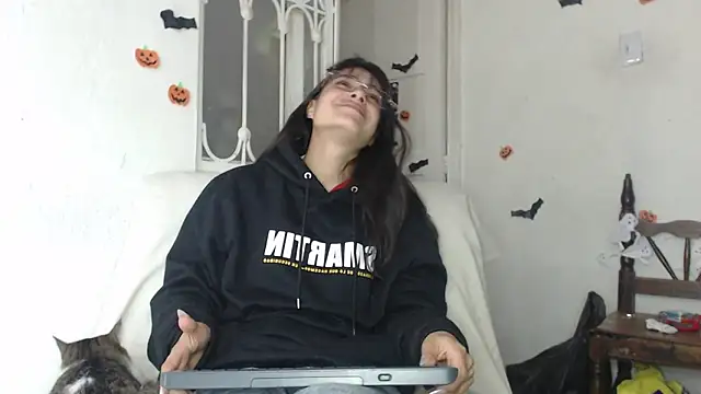 Snapshot of skinny_sweet2411 chatting on 11.05.25 skinny sweet2411 online show from 11.05.25