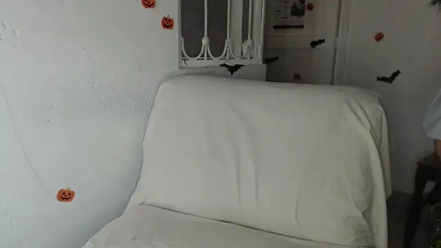 Snapshot of skinny_sweet2411 chatting on 11.06.25 skinny sweet2411 online show from 11.06.25