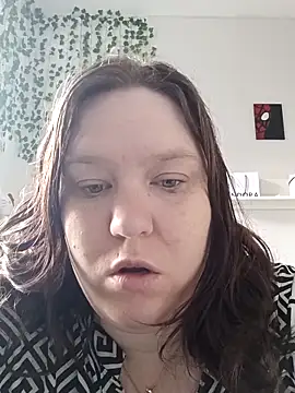 Snapshot of CurvyMilf1992 chatting on 10.15.25 CurvyMilf1992 online show from 10.15.25